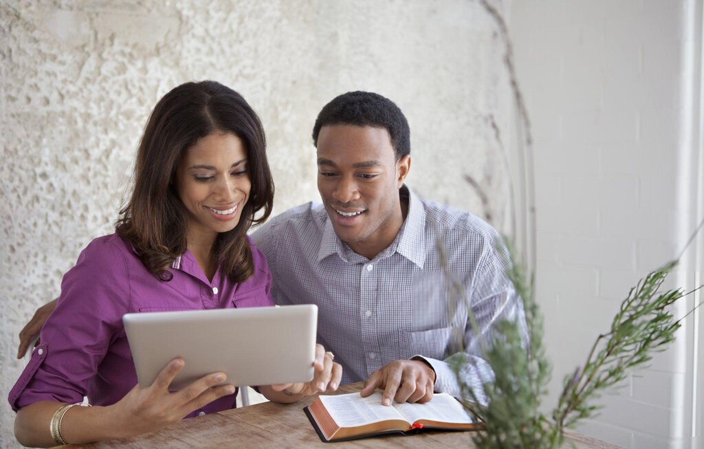 couple_using_the_logos_bible_software